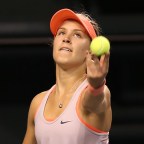 Genie Bouchard, age 19, battles Venus Williams in 3-hour slugfest in Japan